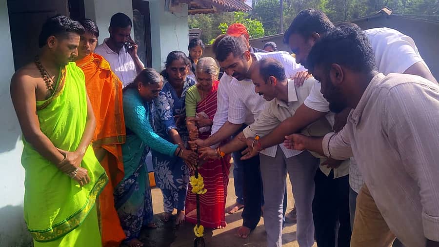 ಸೋಮವಾರಪೇಟೆ ಮಸಗೋಡು ಗ್ರಾಮದಲ್ಲಿ ನೂತನ ಸ್ತ್ರೀಶಕ್ತಿ ಭವನ ನಿರ್ಮಾಣಕ್ಕೆ ಶಾಸಕ ಡಾ. ಮಂತರ್ ಗೌಡ ಭೂಮಿ ಪೂಜೆ ನೆರವೇರಿಸಿದರು