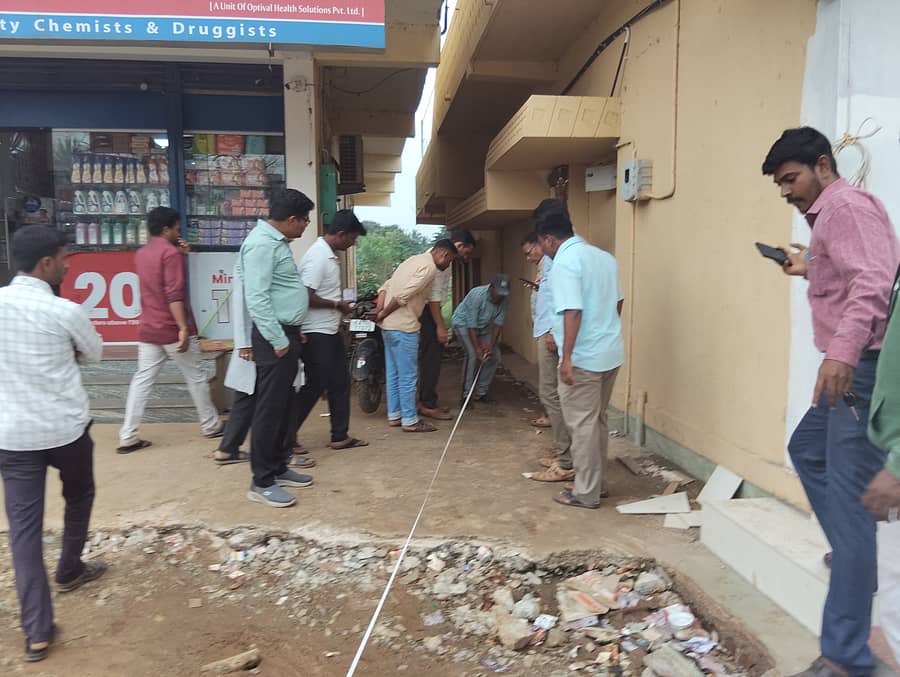 ಜಗಳೂರಿನಲ್ಲಿ ಬುಧವಾರ ಉಪ ವಿಭಾಗಾಧಿಕಾರಿ ಸಂತೋಷ್ ಕುಮಾರ್ ಅವರು ರಸ್ತೆ ವಿಸ್ತರಣಾ ಕಾರ್ಯವನ್ನು ಪರಿಶೀಲಿಸಿದರು