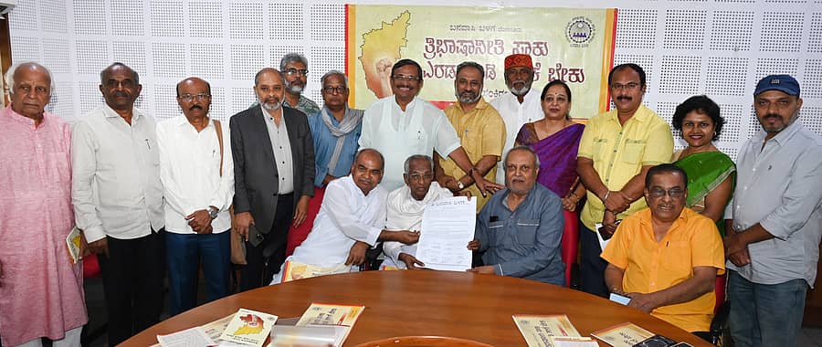 ಬೆಂಗಳೂರಿನ ಗಾಂಧಿ ಭವನದಲ್ಲಿ ಮಂಗಳವಾರ ಬನವಾಸಿ ಬಳಗ ಆಯೋಜಿಸಿದ್ದ ತ್ರಿಭಾಷಾನೀತಿ ಸಾಕು ಎರಡು ನುಡಿ ಕಲಿಕೆ ಬೇಕು ವಿಚಾರಸಂಕಿರಣದಲ್ಲಿ ಭಾಗವಹಿಸಿದ ಗಣ್ಯರು ಮನವಿ ಪತ್ರಕ್ಕೆ ಸಹಿ ಹಾಕಿದರು. 
 ಪ್ರಜಾವಾಣಿ ಚಿತ್ರ