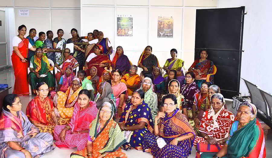 ಕಲಬುರಗಿಯಲ್ಲಿ ಅಂಗನವಾಡಿ ನೌಕರರ ಸಂಘದಿಂದ ಮುಖ್ಯಮಂತ್ರಿಗೆ ಬರೆದ ಮನವಿ ಪತ್ರವನ್ನು ಸಿಡಿಪಿಒ ಪ್ರೇಮಾ ಅವರಿಗೆ ಸಲ್ಲಿಸಲಾಯಿತು