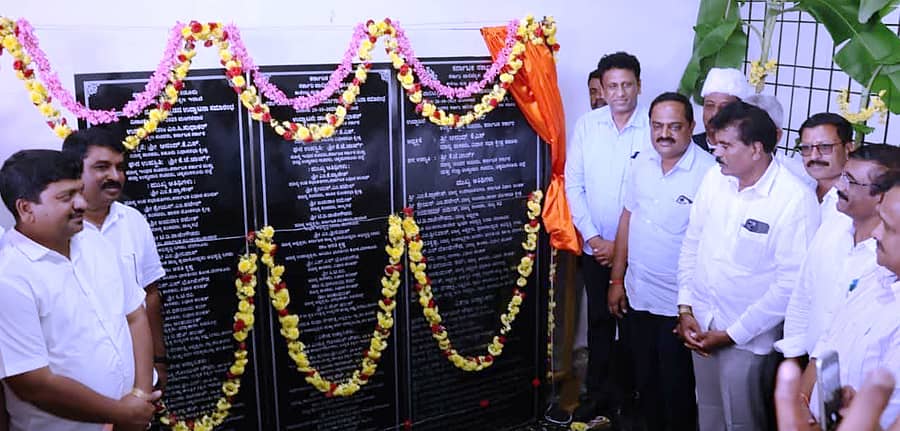 ಕಡೂರು ಸರ್ಕಾರಿ ಪಾಲಿಟೆಕ್ನಿಕ್ ಕಾಲೇಜು ನೂತನ ಕಟ್ಟಡವನ್ನು ರಾಜ್ಯದ ಉನ್ನತ ಶಿಕ್ಷಣ ಸಚಿವ ಡಾ.ಎಂ.ಸಿ. ಸುಧಾಕರ್ ಮಂಗಳವಾರ ಲೋಕಾರ್ಪಣೆ ಮಾಡಿದರು. ಶಾಸಕರಾದ ಕೆ.ಎಸ್.ಆನಂದ್, ಎಚ್.ಡಿ.ತಮ್ಮಯ್ಯ, ಭದ್ರ ಕಾಡಾ ಅಧ್ಯಕ್ಷ ಡಾ.ಕೆ.ಪಿ.ಅಂಶುಮಂತ್ ಭಾಗವಹಿಸಿದ್ದರು