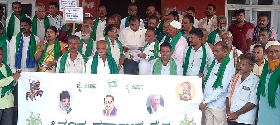 ಚನ್ನಮ್ಮನ ಕಿತ್ತೂರಿನಲ್ಲಿ ವಿವಿಧ ಬೇಡಿಕೆಗಳಿಗೆ ಆಗ್ರಹಿಸಿ ರೈತ ಮುಖಂಡರು ಬುಧವಾರ ತಹಶೀಲ್ದಾರ್ ಕಲಗೌಡ ಪಾಟೀಲ ಅವರಿಗೆ ಮನವಿ ಸಲ್ಲಿಸಿದರು