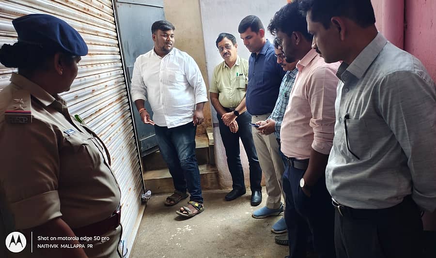 ಹಿರಿಯೂರಿನಲ್ಲಿ ಬುಧವಾರ ಅನಧಿಕೃತವಾಗಿ ನಡೆಯುತ್ತಿದ್ದ ಖಾಸಗಿ ಕ್ಲಿನಿಕ್ಗಳ ಮೇಲೆ ಜಿಲ್ಲಾ ಆಯುಷ್ ಅಧಿಕಾರಿ ಡಾ.ಚಂದ್ರಕಾಂತ್ ನೇತೃತ್ವದಲ್ಲಿ ದಾಳಿ ನಡೆಸಿ ವೈದ್ಯಕೀಯ ಪ್ರಮಾಣ ಪತ್ರಗಳ ಪರಿಶೀಲನೆ ನಡೆಸಲಾಯಿತು