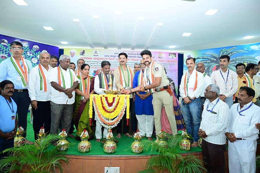 ಧಾರವಾಡದಲ್ಲಿ ರಾಯಾಪುರದ ಮಹಿಳಾ ಜ್ಞಾನವಿಕಾಸ ತರಬೇತಿ ಸಂಸ್ಥೆಯಲ್ಲಿ ಮಂಗಳವಾರ ನಡೆದ ಮದ್ಯವರ್ಜನ ಶಿಬಿರವನ್ನು ಕಾಶ್ ಭಟ್ ಉದ್ಘಾಟಿಸಿದರು