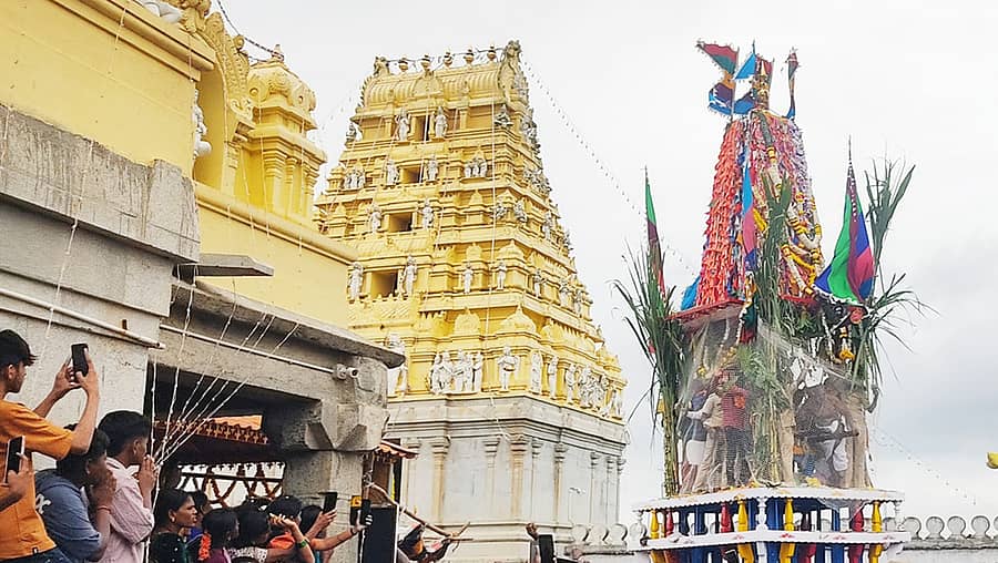 ಯಳಂದೂರು ತಾಲ್ಲೂಕಿನ ಬಿಳಿಗಿರಿ ರಂಗನಬೆಟ್ಟದಲ್ಲಿರುವ ಇತಿಹಾಸ ಪ್ರಸಿದ್ಧ ಬಿಳಿಗಿರಿ ರಂಗನಾಥಸ್ವಾಮಿ ದೇವಾಲಯ