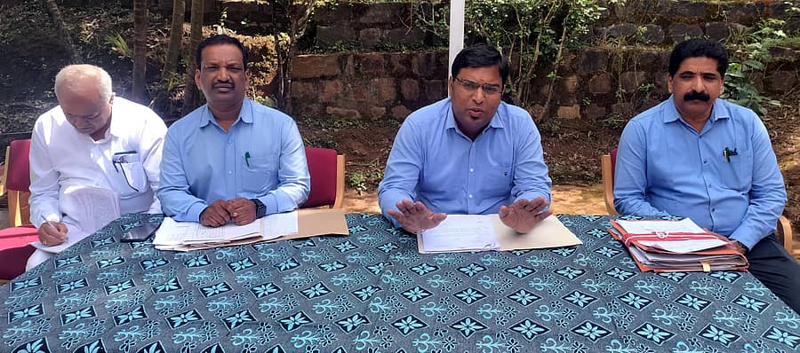 ಸೋಮವಾರಪೇಟೆ ಅರಣ್ಯ ಇಲಾಖೆ ಆವರಣದಲ್ಲಿ ಉಪ ಅರಣ್ಯ ಸಂರಕ್ಷಣಾಧಿಕಾರಿ ಅಭಿಷೇಕ್ ಅವರ ಅಧಿಕಾರಿಗಳು ಮತ್ತು ರೈತ ಮುಖಂಡರೊಂದಿಗೆ ಸಭೆ ನಡೆಸಿದರು