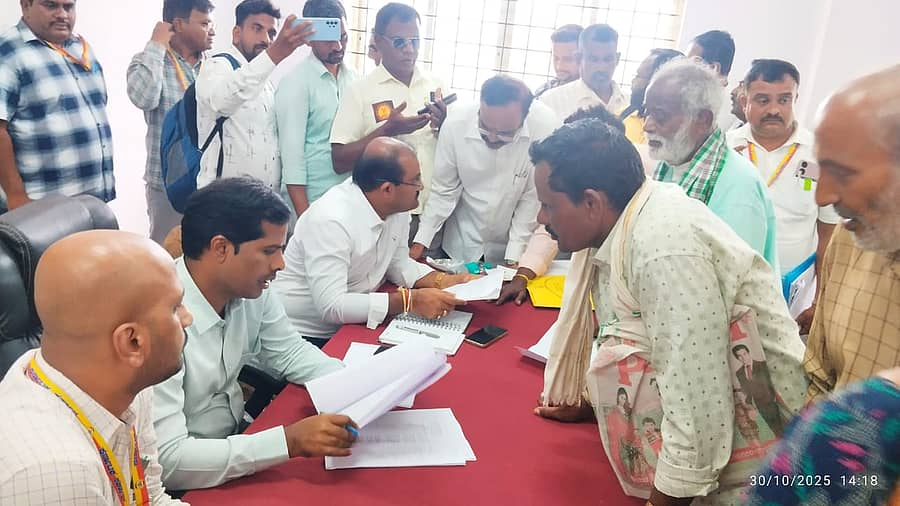 ನಾಗಮಂಗಲ ತಾಲ್ಲೂಕು ಕಚೇರಿಗೆ ಗುರುವಾರ ಭೇಟಿ ನೀಡಿದ ಜಿಲ್ಲಾಧಿಕಾರಿ ಕುಮಾರ ಅವರು ಸಾರ್ವಜನಿಕರಿಂದ ಅಹವಾಲುಗಳನ್ನು ಸ್ವೀಕರಿಸಿದರು. ತಹಶೀಲ್ದಾರ್ ಜಿ.ಆದರ್ಶ, ಉಪವಿಭಾಗಾಧಿಕಾರಿ ಶ್ರೀನಿವಾಸ್ ಪಾಲ್ಗೊಂಡಿದ್ದರು