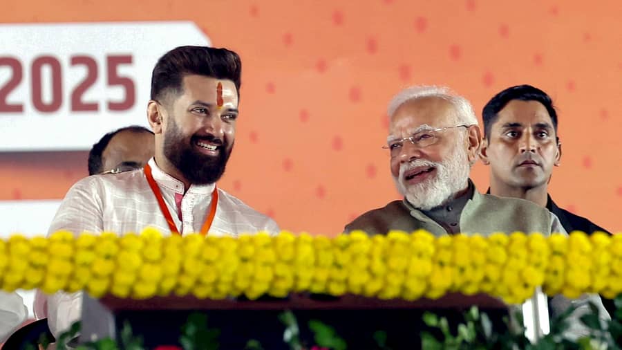 <div class="paragraphs"><p>ಬಿಹಾರ ವಿಧಾನಸಭೆ ಚುನಾವಣೆ ಪ್ರಯುಕ್ತ ಛಪ್ರಾ ಪಟ್ಟಣದಲ್ಲಿ ಗುರುವಾರ ಹಮ್ಮಿಕೊಂಡಿದ್ದ ಪ್ರಚಾರ ಸಭೆಯಲ್ಲಿ ಪ್ರಧಾನಿ ನರೇಂದ್ರ ಮೋದಿ ಹಾಗೂ ಎಲ್‌ಜೆಪಿ ನಾಯಕ ಚಿರಾಗ್‌ ಪಾಸ್ವಾನ್‌ ಮಾತುಕತೆಯಲ್ಲಿ ತೊಡಗಿದ್ದರು&nbsp; </p></div>