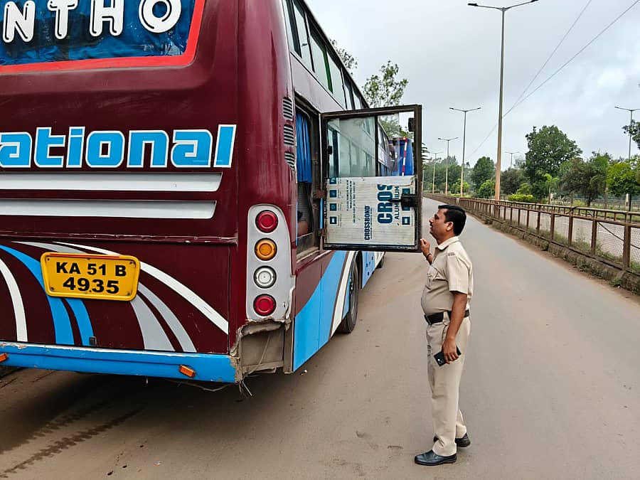 ಖಾಸಗಿ ಬಸ್ಗಳನ್ನು ಸಾರಿಗೆ ಅಧಿಕಾರಿಗಳು ತಪಾಸಣೆ ನಡೆಸಿದರು