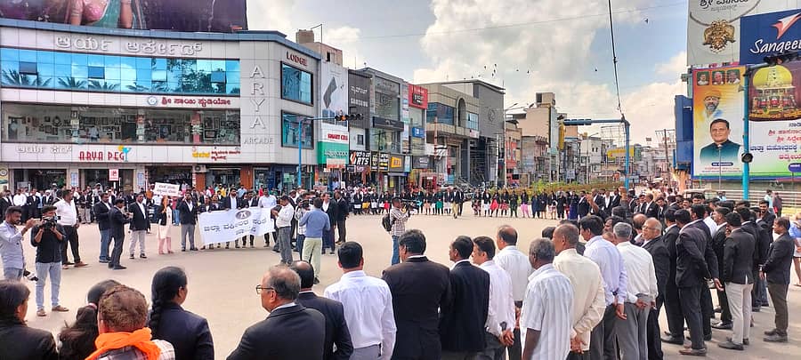 ಹಾಸನದ ಎನ್.ಆರ್. ವೃತ್ತದಲ್ಲಿ ವಕೀಲರು ಮಾನವ ಸರಪಳಿ ನಿರ್ಮಿಸಿ, ರಸ್ತೆ ತಡೆ ನಡೆಸಿದರು