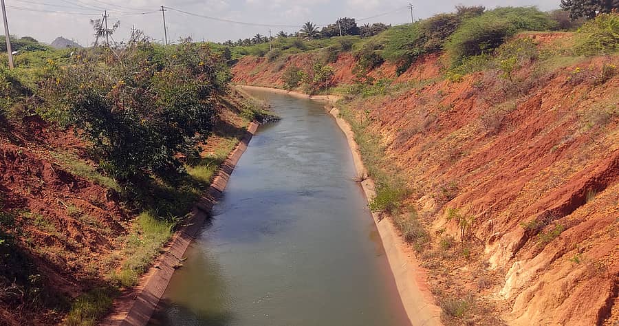 ಯಳಂದೂರು ತಾಲ್ಲೂಕಿನಲ್ಲಿ ಹರಿಯುತ್ತಿರುವ ಕಬಿನಿ ನಾಲೆ ನೀರು