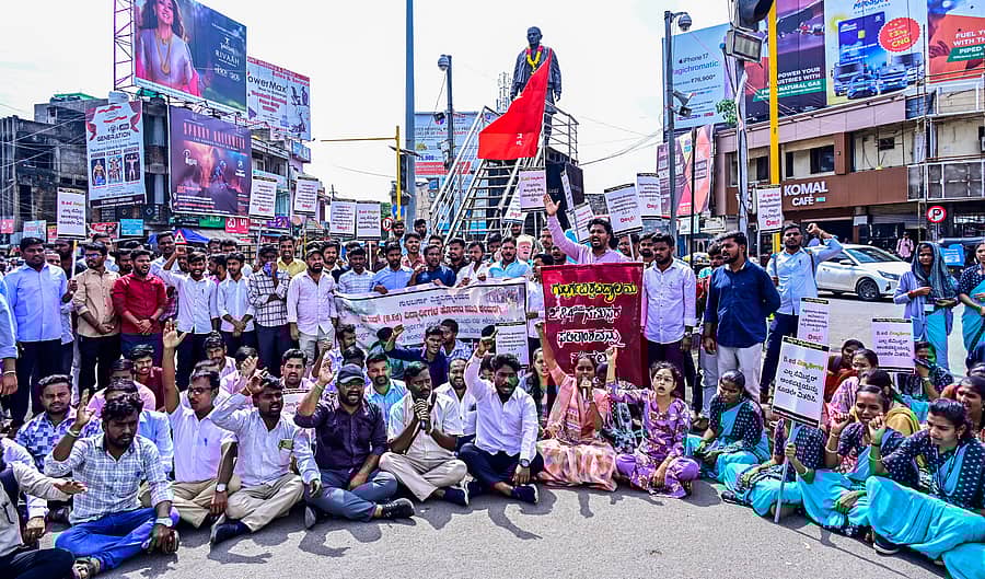 <div class="paragraphs"><p>ಹತ್ತು ತಿಂಗಳ ಹಿಂದೆ ನಡೆದ ಬಿ.ಇಡಿ. ಪರೀಕ್ಷೆ ಫಲಿತಾಂಶವನ್ನು ತಕ್ಷಣ ಪ್ರಕಟಿಸುವಂತೆ ಒತ್ತಾಯಿಸಿ ಬಿ.ಇಡಿ. ವಿದ್ಯಾರ್ಥಿಗಳ ಹೋರಾಟ ಸಮಿತಿ ನೇತೃತ್ವದಲ್ಲಿ ವಿದ್ಯಾರ್ಥಿಗಳು ಕಲಬುರಗಿಯ ಎಸ್ವಿಪಿ ವೃತ್ತದಲ್ಲಿ ಗುರುವಾರ ಪ್ರತಿಭಟನೆ ನಡೆಸಿದರು  </p></div>