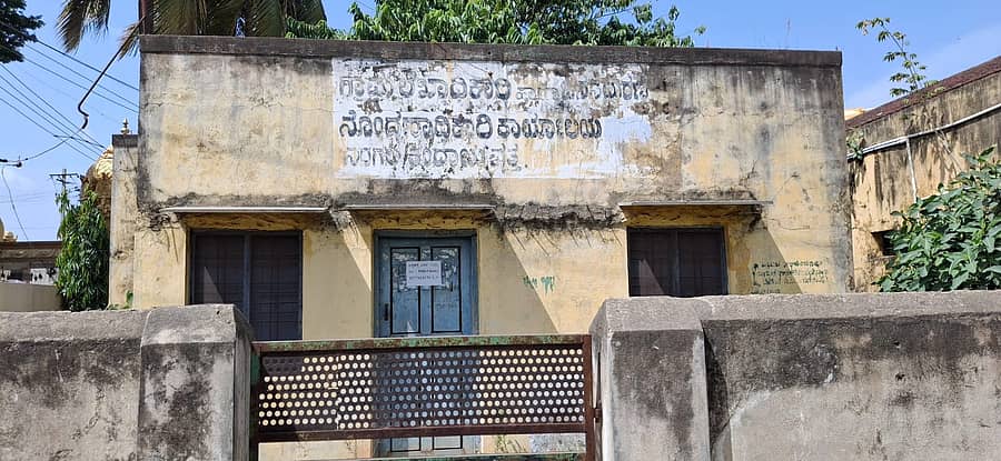 ಮುಳಬಾಗಿಲು ತಾಲ್ಲೂಕಿನ ನಂಗಲಿಯಲ್ಲಿ ಬೀಳುವ ಸ್ಥಿತಿಯಲ್ಲಿ ಇರುವ ಗ್ರಾಮಲೆಕ್ಕಿಗರ ಕಟ್ಟಡದ ಹೊರನೋಟ