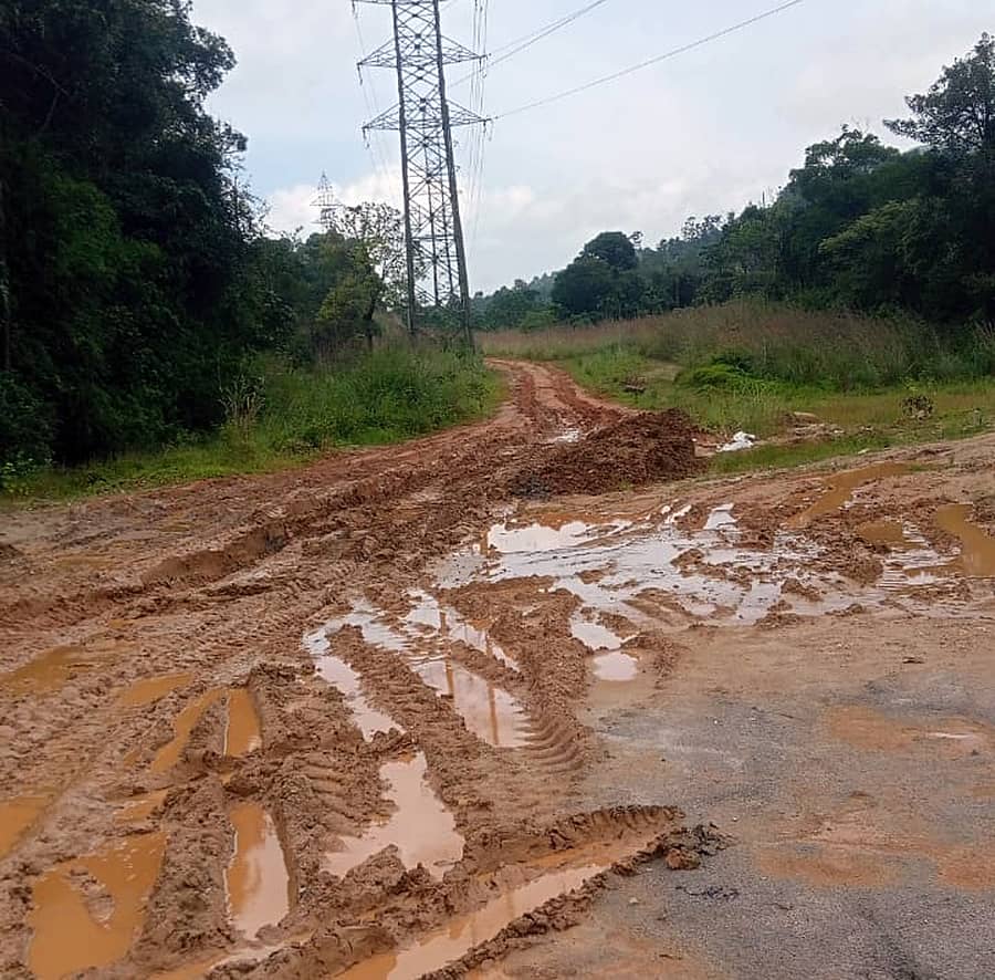 ಸಕಲೇಶಪುರ ತಾಲ್ಲೂಕಿನ ಕ್ಯಾನಹಳ್ಳಿ ಪಂಚಾಯಿತಿ ವ್ಯಾಪ್ತಿಯ ಕಾಡುಗದ್ದೆ ಗ್ರಾಮದ ರಸ್ತೆ ಸಂಪೂರ್ಣ ಹಾಳಾಗಿರುವುದು 