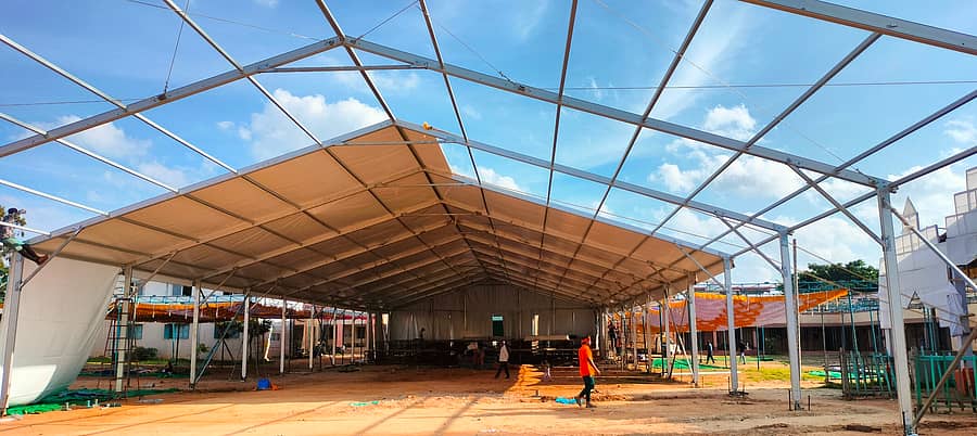 ಬೀರೂರು ಪಟ್ಟಣದ ಗಣಪತಿ ಪೆಂಡಾಲ್ ಆವರಣದಲ್ಲಿ ನಿರ್ಮಾಣವಾಗುತ್ತಿರುವ ಪೆಂಡಾಲ್.