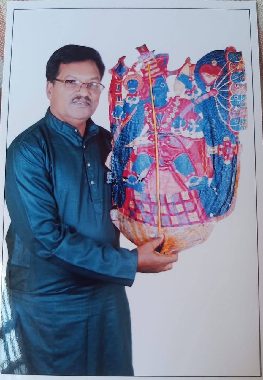 ತೊಗಲು ಬೊಂಬೆಯೊಂದಿಗೆ ಕಲಾವಿದ ಗುಂಡೂರಾಜ್