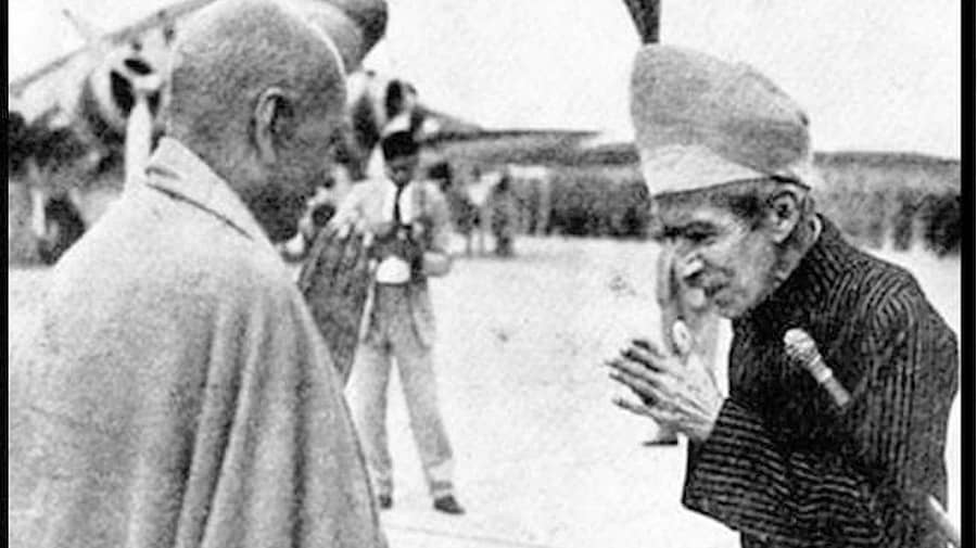 ಹೈದರಾಬಾದ್ ನಿಜಾಮ ಮೀರ್ ಉಸ್ಮಾನ್ ಅಲಿ ಖಾನ್ ಅವರು ಆಪರೇಶನ್ ಪೋಲೊ ಕಾರ್ಯಾಚರಣೆಯ ಬಳಿಕ ಗೃಹಸಚಿವ ಸರ್ದಾರ್ ವಲ್ಲಭಭಾಯಿ ಪಟೇಲ್ ಅವರಿಗೆ ಶರಣಾಗಿರುವುದು