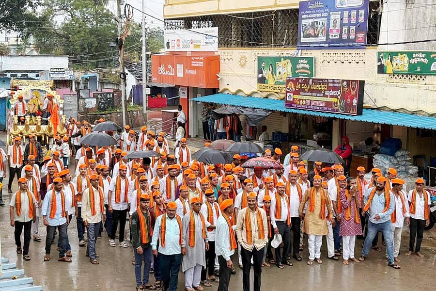 <div class="paragraphs"><p><strong>ಗುರುಮಠಕಲ್ ಪಟ್ಟಣದ ಮುಖ್ಯರಸ್ತೆಯಲ್ಲಿ ಬುಧವಾರ ಸಹಸ್ರಾರ್ಜುನ ಮಹಾರಾಜರ ಶೋಭಾಯಾಥ್ರೆ ಜರುಗಿತು.</strong></p></div>