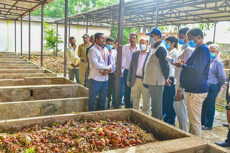 ಕೊಪ್ಪಳ ಹೊರವಲಯದಲ್ಲಿರುವ ನಗರಸಭೆಯ ತ್ಯಾಜ್ಯ ಸಂಸ್ಕರಣಾ ಘಟಕಕ್ಕೆ ಗುರುವಾರ ಉಪಲೋಕಾಯುಕ್ತ ನ್ಯಾಯಮೂರ್ತಿ ಬಿ.ವೀರಪ್ಪ ಅವರು ಭೇಟಿ ನೀಡಿ ಅಧಿಕಾರಿಗಳಿಂದ ಮಾಹಿತಿ ಪಡೆದರು