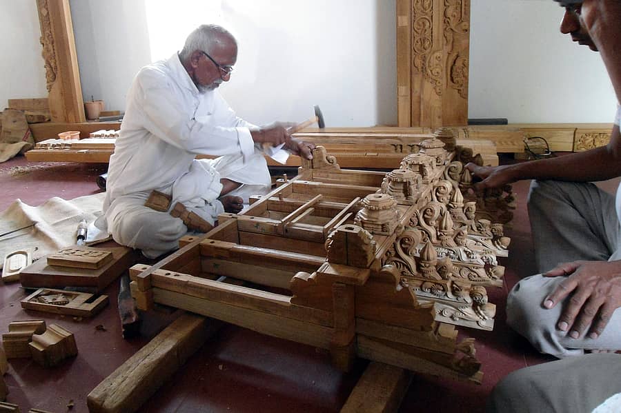 ಕೆತ್ತನೆಯಲ್ಲಿ ತೊಡಗಿರುವ ಬಸಣ್ಣ