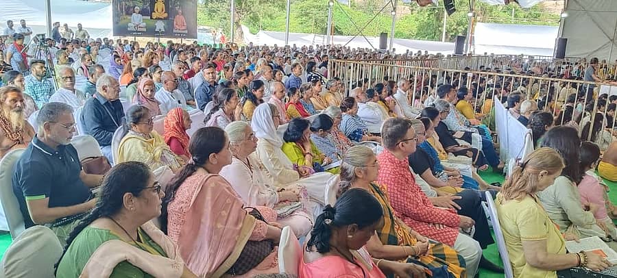 <div class="paragraphs"><p>ಹೊಸಪೇಟೆ ತಾಲ್ಲೂಕಿನ ಹಂಪಿ ಸಮೀಪದ ಮಾಲ್ಯವಂತ ರಘುನಾಥ ದೇವಸ್ಥಾನದ ಸಮೀಪ ಗುರುವಾರ ಮೊರಾರಿ ಬಾಪು ಅವರ ಪ್ರವಚನ ಆಲಿಸಲು ನೂರಾರು ಮಂದಿ ಸೇರಿದ್ದರು  </p></div>