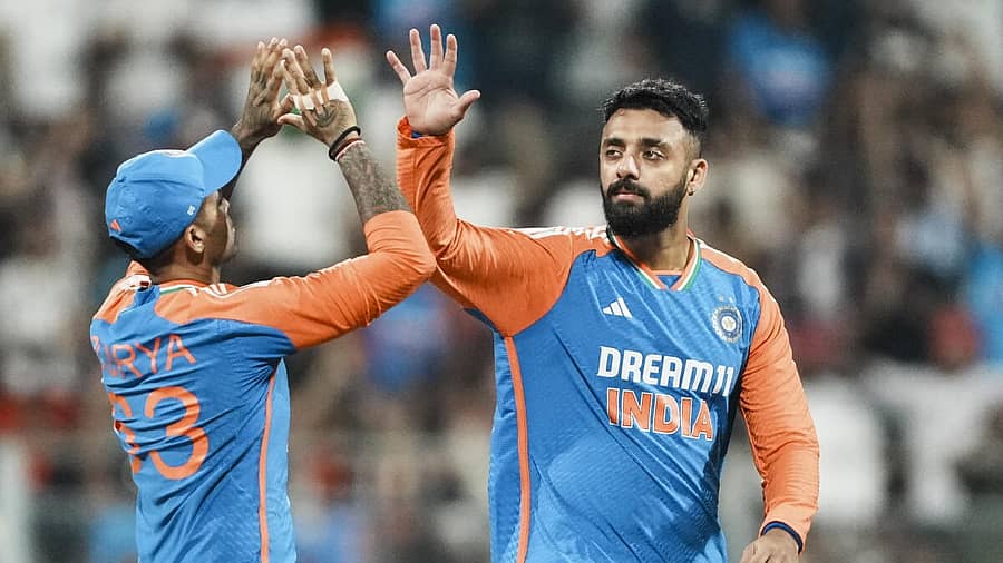 <div class="paragraphs"><p>ನಾಯಕ ಸೂರ್ಯಕುಮಾರ್ ಯಾದವ್ ಹಾಗೂ ವರುಣ್ ಚಕ್ರವರ್ತಿ</p></div>