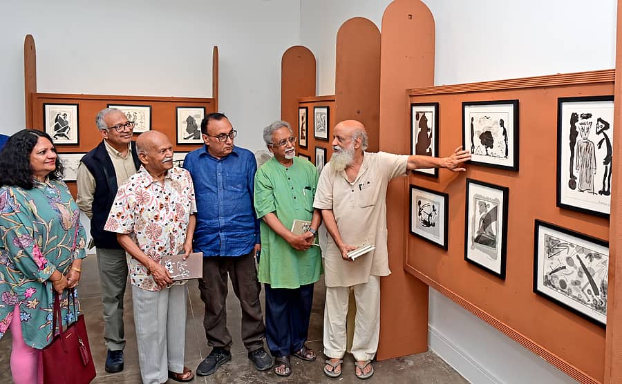 <div class="paragraphs"><p>ಪ್ರಸನ್ನ ಅವರು ತಮ್ಮ ಕಲಾಕೃತಿಗಳ ಬಗ್ಗೆ ವಿವರಿಸಿದರು. (ಎಡದಿಂದ) ಎಚ್.ಎನ್. ಆರತಿ, ಅರುಣ್ ರಾಮನ್, ಹಂಪ ನಾಗರಾಜಯ್ಯ, ರವೀಂದ್ರ ತ್ರಿಪಾಠಿ, ಪ.ಸ. ಕುಮಾರ್ ಅವರು ಕಲಾಕೃತಿಗಳನ್ನು ವೀಕ್ಷಿಸಿದರು</p></div>