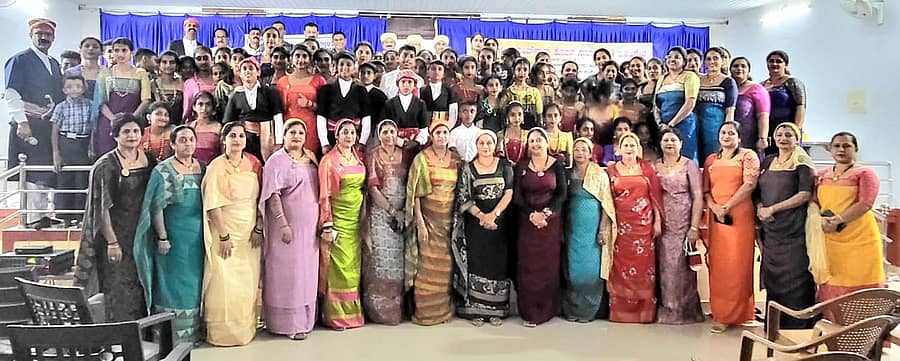 ಗೋಣಿಕೊಪ್ಪಲು ಬಳಿಯ ಟಿ.ಶೆಟ್ಟಿಗೇರಿ ಕೊಡವ ಸಮಾಜದಲ್ಲಿ ನಡೆಯುತ್ತಿದ್ದ ಕೊಡವ ಪತ್ತಾಲೋದಿ ಕಾರ್ಯಕ್ರಮದ ಸಮಾರೋಪ ಸಮಾರಂಭದಲ್ಲಿ ಪಾಲ್ಗೊಂಡಿದ್ದ ಕೊಡವ ಜನಾಂಗದ ಮಹಿಳೆಯರು ಮತ್ತು ಪುರುಷರು