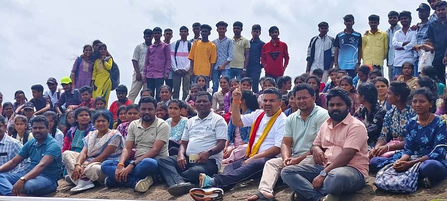 ಕುಣಿಗಲ್ ತಾಲ್ಲೂಕು ಹುತ್ರಿಬೆಟ್ಟಕ್ಕೆ ಸರ್ಕಾರಿ ಪ್ರಥಮದರ್ಜೆ ಕಾಲೇಜು ವಿದ್ಯಾರ್ಥಿಗಳೊಂದಿಗೆ ಚಾರಣ ಮಾಡಿದ ಶಾಸಕ ಡಾ.ರಂಗನಾಥ್