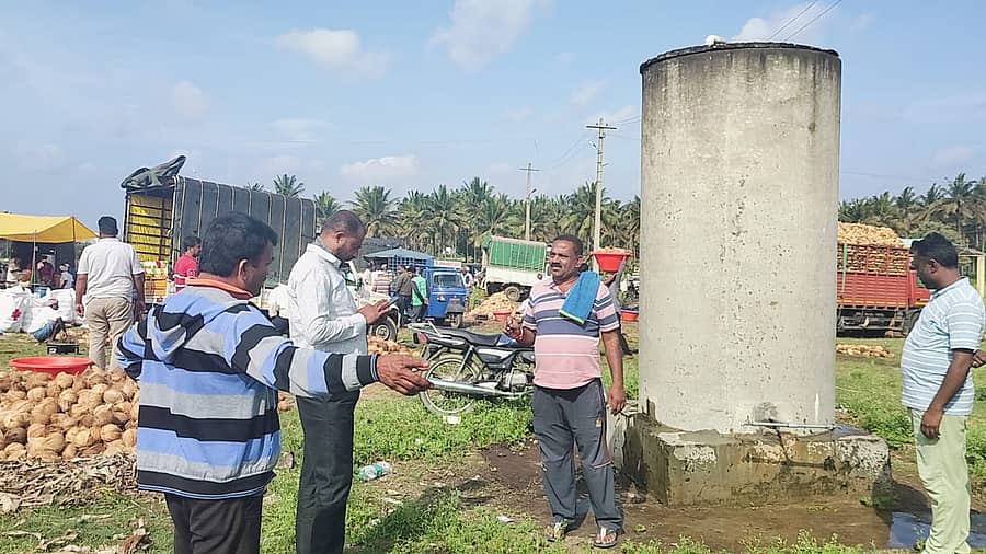 ಸಂತೇಬಾಚಹಳ್ಳಿ ಕೃಷಿ ಮಾರುಕಟ್ಟೆಯಲ್ಲಿ ವ್ಯಾಪಾರಿಗಳಿಗೆ ಹಾಗೂ ರೈತರಿಗೆ ಅನುಕೂಲವಾಗುವಂತೆ ಕುಡಿಯುವ ನೀರಿನ ವ್ಯವಸ್ಥೆ ಮಾಡಲಾಗಿದೆ