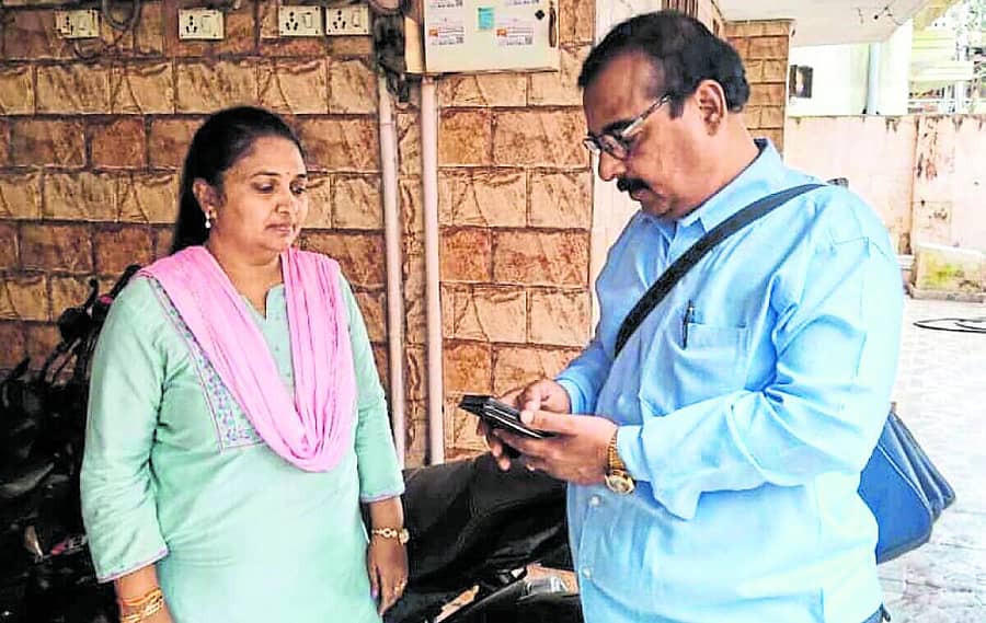 <div class="paragraphs"><p>ಸಾಮಾಜಿಕ, ಆರ್ಥಿಕ ಸಮೀಕ್ಷೆಯ ಭಾಗವಾಗಿ ಬೀದರ್ನಲ್ಲಿ ಸಮೀಕ್ಷೆದಾರರು ಮಹಿಳೆಯೊಬ್ಬರಿಂದ ಮಾಹಿತಿ ಸಂಗ್ರಹಿಸಿದರು</p></div>