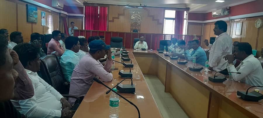 ಗದಗ ನಗರದ ಜಿಲ್ಲಾಧಿಕಾರಿ ಕಚೇರಿ ಸಭಾಂಗಣದಲ್ಲಿ ಗುರುವಾರ ನಡೆದ ಪೂರ್ವಸಿದ್ಧತಾ ಸಭೆಯಲ್ಲಿ ಎಡಿಸಿ ಡಾ. ದುರುಗೇಶ್ ಕೆ.ಆರ್. ಮಾತನಾಡಿದರು