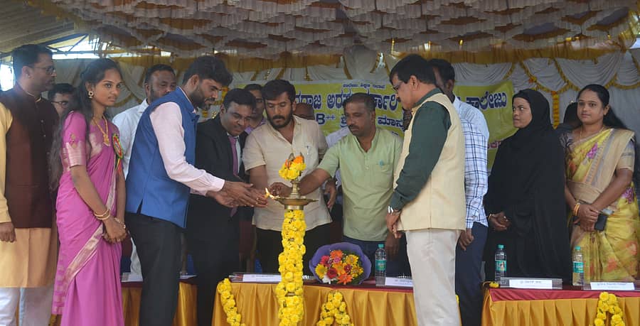 ಹುಣಸೂರು ನಗರದ ದೇವರಾಜ ಅರಸು ಪ್ರಥಮದರ್ಜೆ ಕಾಲೇಜಿನಲ್ಲಿ ಸಾಂಸ್ಕೃತಿಕ, ಕ್ರೀಡಾ ಚಟುವಟಿಕೆ ಕಾರ್ಯಕ್ರಮವನ್ನು ಶಾಸಕ ಜಿ.ಡಿ.ಹರೀಶ್ ಗೌಡ ಗುರುವಾರ ಉದ್ಘಾಟಿಸಿದರು