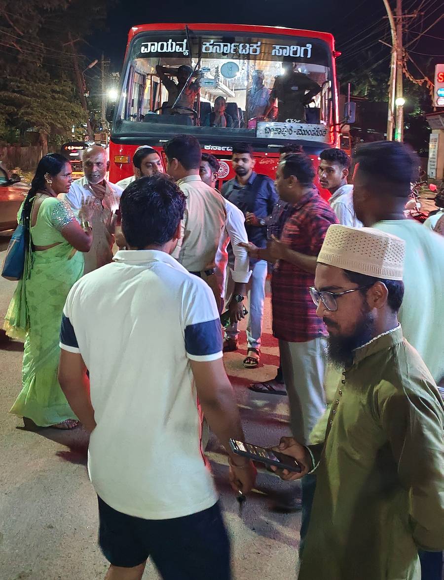 ಬಂಕಾಪುರದಿಂದ ಮುಂಡಗೋಡಕ್ಕೆ ಬಂದ್ ಸಾರಿಗೆ ಬಸ್ಸಿನ ಚಾಲಕನನ್ನು ಪ್ರಯಾಣಿಕರು ತರಾಟೆಗೆ ತೆಗೆದುಕೊಂಡರು