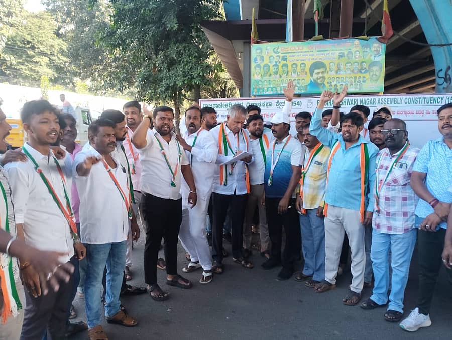 ಬಿಜೆಪಿ ಮತಕಳವು ನಡೆಸುತ್ತಿದೆ ಎಂದು ಆರೋಪಿಸಿ ಲಗ್ಗೆರೆ ಯುವ ಕಾಂಗ್ರೆಸ್ ಸಮಿತಿಯಿಂದ ಸುಮ್ಮನಹಳ್ಳಿ ಬಸ್ ನಿಲ್ದಾಣದಲ್ಲಿ ಸಾರ್ವಜನಿಕರಿಂದ ಸಹಿ ಸಂಗ್ರಹ ಮಾಡಲಾಯಿತು.