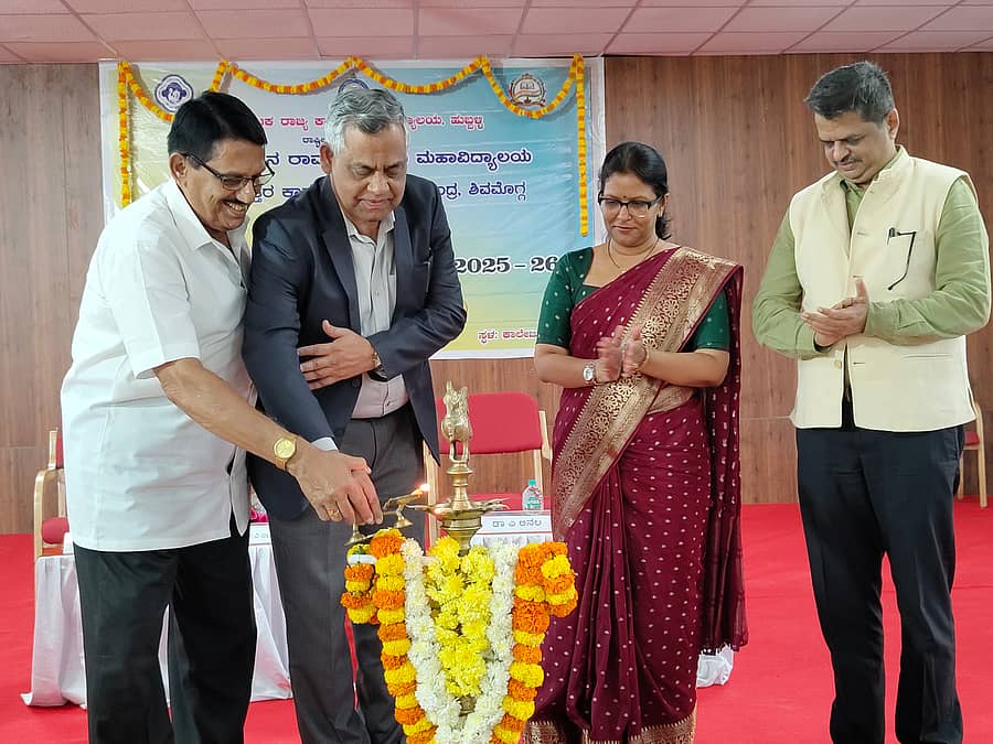 ಶಿವಮೊಗ್ಗದ ಸಿ.ಭೀಮಸೇನರಾವ್ ಕಾನೂನು ಕಾಲೇಜಿನಲ್ಲಿ ಗುರುವಾರ ಕಾನೂನು ವಿದ್ಯಾರ್ಥಿಗಳಿಗೆ ಏರ್ಪಡಿಸಿದ್ದ ರಾಜ್ಯ ಮಟ್ಟದ ಅನುಸಂಧಾನ ಸ್ಪರ್ಧೆಯ ಉದ್ಘಾಟನೆಯ ನೋಟ