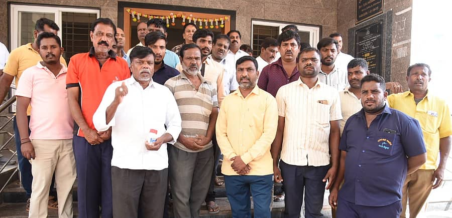 ‘ನಾಲ್ಕು ತಿಂಗಳಿನಿಂದ ವೇತನ ನೀಡಿಲ್ಲ’ ಎಂದು ಆರೋಪಿಸಿ ನಗರಸಭೆಯ ನೀರಗಂಟಿಗಳು ಗುರುವಾರ ವಿಷದ ಬಾಟಲಿ ಹಿಡಿದು ಪ್ರತಿಭಟನೆ ನಡೆಸಿದರು