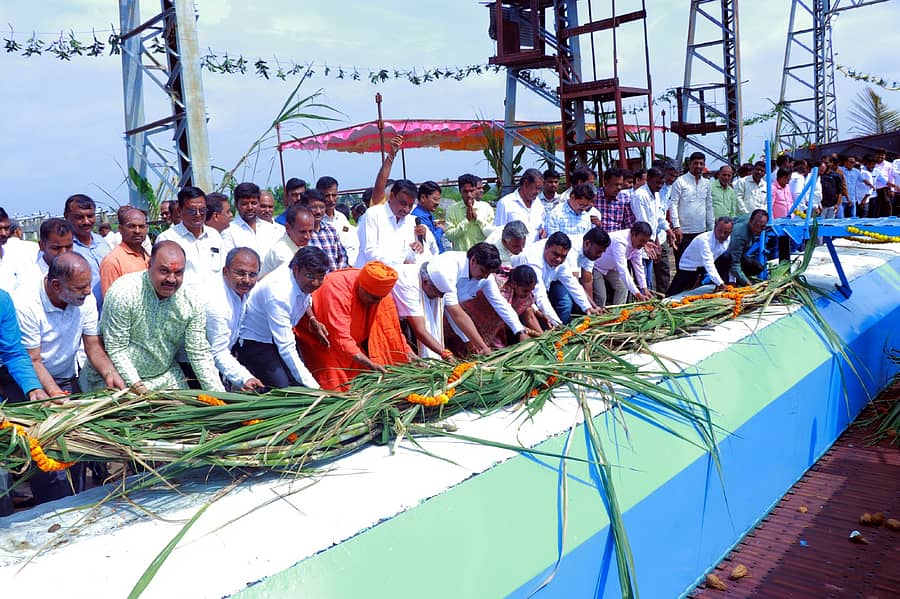 ಭಾಲ್ಕಿ ತಾಲ್ಲೂಕಿನ ಹುಣಜಿ (ಎ) ಗ್ರಾಮದ ಸಮೀಪದ ಮಹಾತ್ಮ ಗಾಂಧಿ ಸಹಕಾರ ಸಕ್ಕರೆ ಕಾರ್ಖಾನೆಯ 2025-26ನೇ ಸಾಲಿನ ಕಬ್ಬು ನುರಿಸುವಿಕೆಯ ಹಂಗಾಮಿಗೆ ಹುಲಸೂರಿನ ಶಿವಾನಂದ ಸ್ವಾಮೀಜಿ ಚಾಲನೆ ನೀಡಿದರು