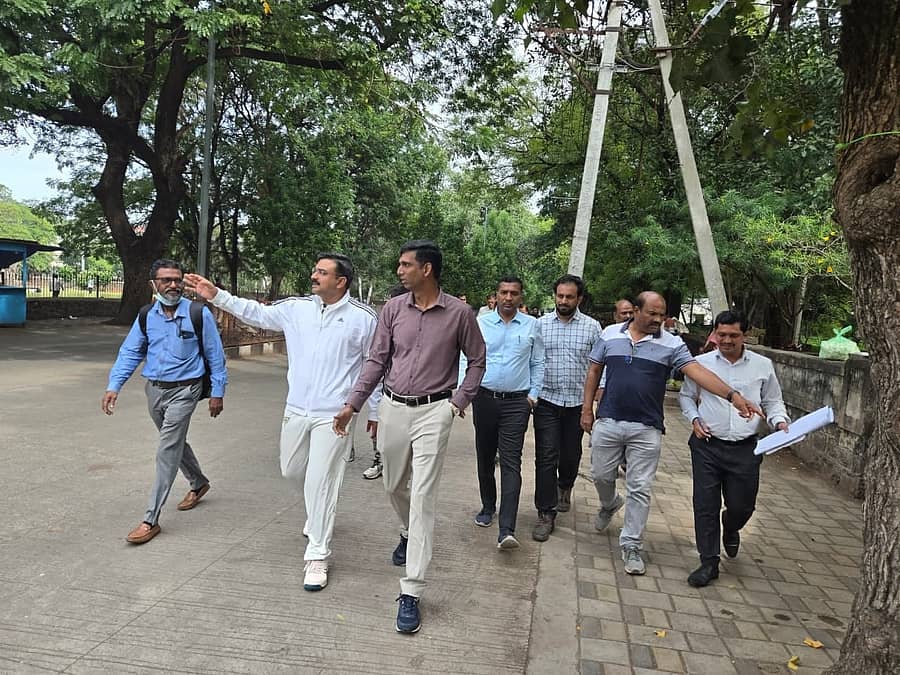 ವಿಜಯಪುರ ನಗರದ ಆನಂದ್ ಮಹಲ್ ಎದುರಿನ ಪ್ರದೇಶವನ್ನು ಜಿಲ್ಲಾಧಿಕಾರಿ ಡಾ.ಆನಂದ ಕೆ., ಜಿಲ್ಲಾ ಪೊಲೀಸ್ ವರಿಷ್ಠಾಧಿಕಾರಿ ಲಕ್ಷ್ಮಣ ನಿಂಬರಗಿ, ಉಪ ವಿಭಾಗಾಧಿಕಾರಿ ಗುರುನಾಥ ದಡ್ಡೆ, ಮಹಾನಗರಪಾಲಿಕೆ ಆಯುಕ್ತ ವಿಜಜ್ ಮೆಕ್ಕಳಕಿ, ನಗರಾಭಿವೃದ್ದಿ ಪ್ರಾಧಿಕಾರದ ಆಯುಕ್ತ ರಾಜಶೇಖರ ಡಂಬಳ ಗುರುವಾರ ಪರಿಶೀಲಿಸಿದರು