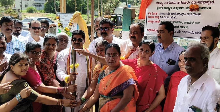 ಜಗಳೂರಿನಲ್ಲಿ ಗುರುವಾರ ಶಾಸಕ ಬಿ. ದೇವೇಂದ್ರಪ್ಪ ವಿವಿದ ಅಭಿವೃದ್ಧಿ ಕಾಮಗಾರಿಗೆ ಭೂಮಿ ಪೂಜೆ ನೆರವೇರಿಸಿದರು