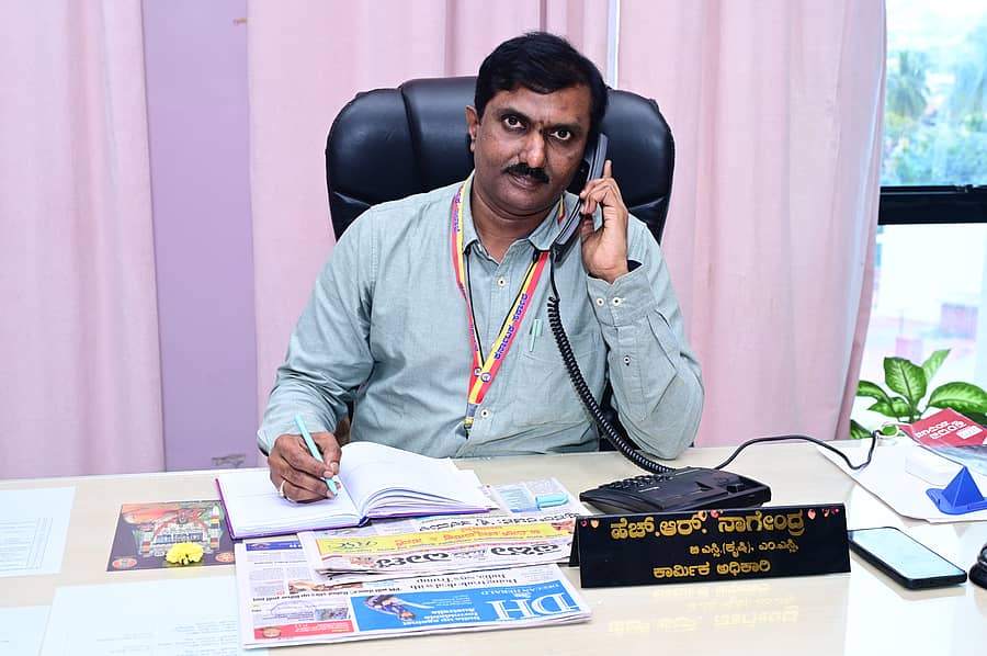 <div class="paragraphs"><p>‘ಪ್ರಜಾವಾಣಿ’ ಹಮ್ಮಿಕೊಂಡಿದ್ದ ಫೋನ್ ಇನ್ ಕಾರ್ಯಕ್ರಮದಲ್ಲಿ ಜನರ ಪ್ರಶ್ನೆಗಳಿಗೆ ಜಿಲ್ಲಾ ಕಾರ್ಮಿಕರ ಅಧಿಕಾರಿ ನಾಗೇಂದ್ರ ಎಚ್.ಆರ್ ಉತ್ತರಿಸಿದರು   </p></div>