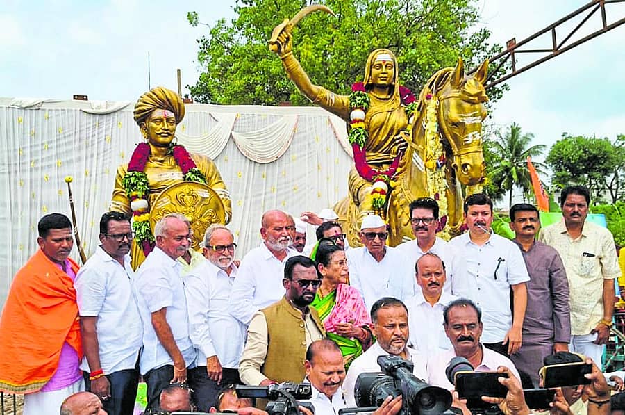 <div class="paragraphs"><p>ಕೂಡಲಸಂಗಮ ಪುನರ್ ವಸತಿ ಕೇಂದ್ರದ ಅಗಸಿಯ ಮುಂದೆ ಕಿತ್ತೂರ ರಾಣಿ ಚನ್ನಮ್ಮ, ಸಂಗೊಳ್ಳಿ ರಾಯಣ್ಣನ ಮೂರ್ತಿಯನ್ನು ಮಾಜಿ ಸಂಸದ ಸಂಗಣ್ಣ ಕರಡಿ ಉದ್ಘಾಟಿಸಿದರು. ವಿಧಾನ ಪರಿಷತ್ ಸದಸ್ಯ ಎಂ.ಪಿ.ನಾಡಗೌಡ, ವಿಜಯಾನಂದ ಕಾಶಪ್ಪನವರ ಮುಂತಾದವರು ಪಾಲ್ಗೊಂಡಿದ್ದರು</p></div>