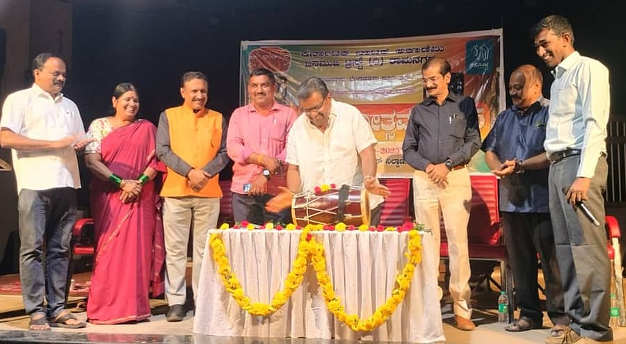 <div class="paragraphs"><p>ರಾಮನಗರದ ಡಾ. ಬಿ.ಆರ್. ಅಂಬೇಡ್ಕರ್ ಭವನದಲ್ಲಿ ಕರ್ನಾಟಕ ನಾಟಕ ಅಕಾಡೆಮಿ ಹಾಗೂ ಜನಮುಖಿ ಟ್ರಸ್ಟ್ ಹಮ್ಮಿಕೊಂಡಿರುವ ನಾಟಕೋತ್ಸವವನ್ನು ನಗರಸಭೆ ಅಧ್ಯಕ್ಷ ಕೆ. ಶೇಷಾದ್ರಿ ಶಶಿ ಉದ್ಘಾಟಿಸಿದರು. </p></div>