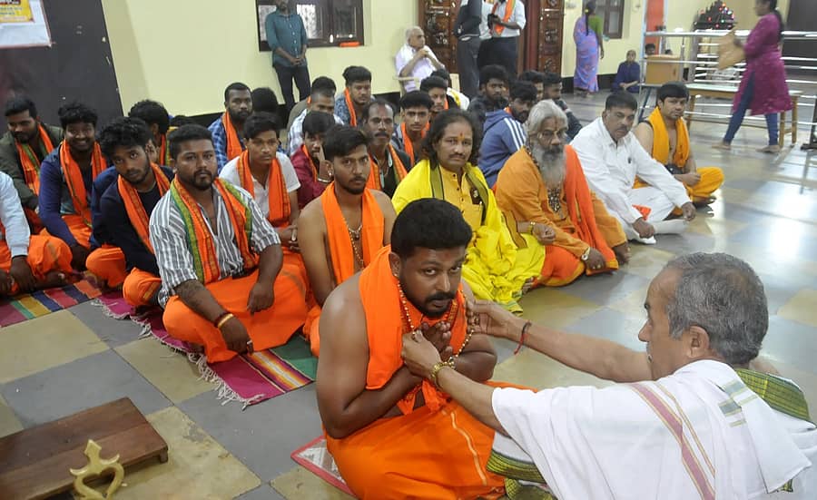 ದತ್ತಪೀಠ ಸೇವಾ ಸಮಿತಿ ನೇತೃತ್ವದಲ್ಲಿ ದತ್ತ ಭಕ್ತರು ಮಾಲೆ ಧಾರಣೆ ಮಾಡಿಕೊಂಡರು