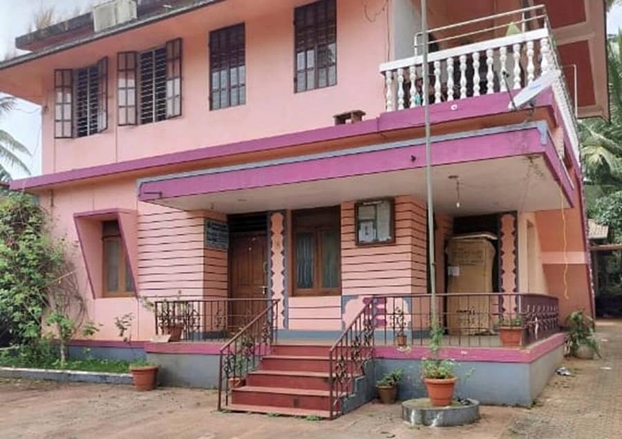 <div class="paragraphs"><p>ಶಿರಸಿಯಲ್ಲಿರುವ ಸಾಂಬಾರ ಮಂಡಳಿ ಕ್ಷೇತ್ರಾಧಿಕಾರಿ ಕಚೇರಿ ಬಾಗಿಲು ಹಾಕಿಕೊಂಡಿರುವುದು&nbsp;</p></div>