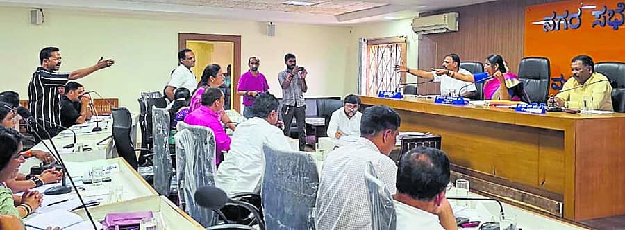 <div class="paragraphs"><p>ಮಡಿಕೇರಿ ನಗರಸಭೆಯಲ್ಲಿ ಬುಧವಾರ ನಡೆದ ಸಾಮಾನ್ಯ ಸಭೆಯಲ್ಲಿ ಕಾಂಗ್ರೆಸ್ ಸದಸ್ಯ ಬಿ.ವೈ.ರಾಜೇಶ್ ಮತ್ತು ಅಧ್ಯಕ್ಷೆ ಕಲಾವತಿ, ಉಪಾಧ್ಯಕ್ಷ ಮಹೇಶ್ ಜೈನಿ ನಡುವೆ ಮಾತಿನ ಚಕಮಕಿ ನಡೆಯಿತು</p></div>