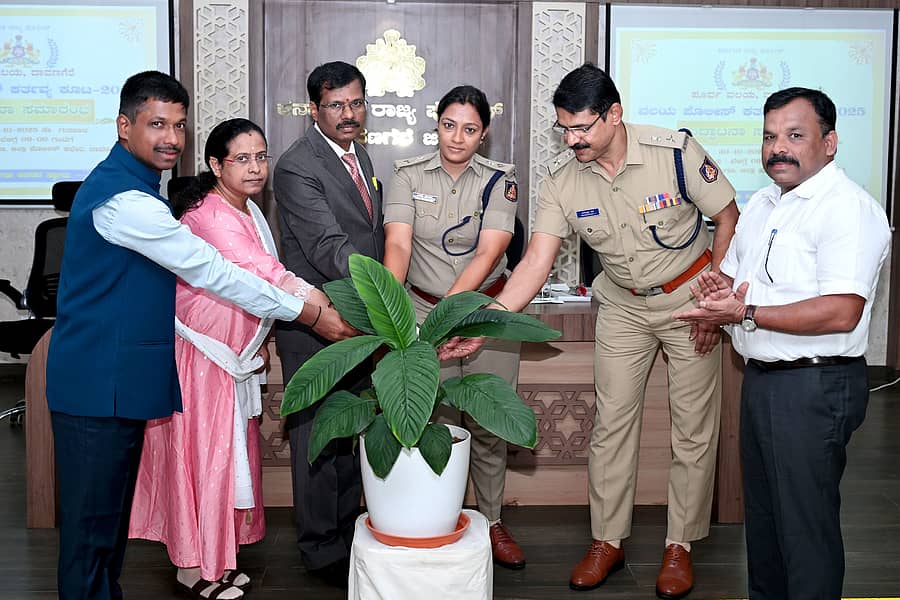 ದಾವಣಗೆರೆಯ ಎಸ್ಪಿ ಕಚೇರಿಯಲ್ಲಿ ನಡೆದ ಪೊಲೀಸ್ ಕರ್ತವ್ಯ ಕೂಟವನ್ನು ನ್ಯಾಯಾಧೀಶ ಮಂಜಪ್ಪ ಹನುಮಂತಪ್ಪ ಅಣ್ಣಯ್ಯನವರ ಉದ್ಘಾಟಿಸಿದರು