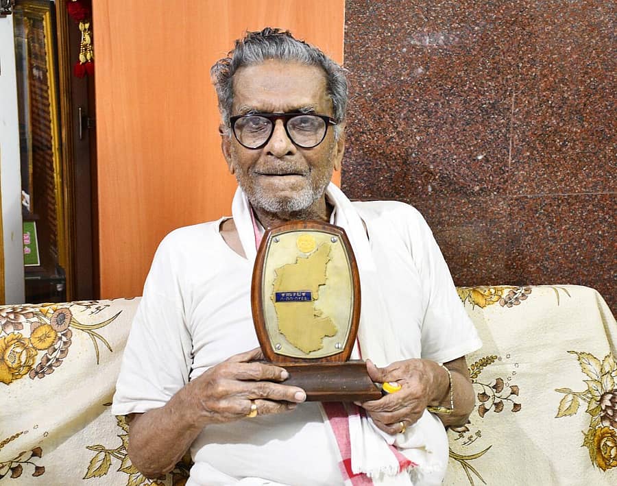 ಮೈಸೂರು ರಾಜ್ಯಕ್ಕೆ ಕರ್ನಾಟಕ ಎಂದು ನಾಮಕರಣ ಮಾಡಿದ ವೇಳೆ ಸರ್ಕಾರ ಕೊಟ್ಟಿದ್ದ ಸ್ಮರಣಿಕೆ ಪ್ರದರ್ಶಿಸಿದ ಕೋಣಂದೂರು ಲಿಂಗಪ್ಪ