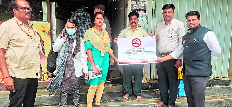 <div class="paragraphs"><p>ಚಿಕ್ಕಬಳ್ಳಾಪುರದಲ್ಲಿ ಕೋಟ್ಪಾ ದಾಳಿ ನಡೆಸಿ ಜಾಗೃತಿ ಮೂಡಿಸಲಾಯಿತು</p></div>