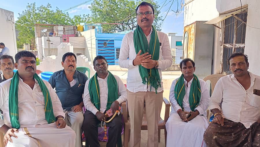 ಕಂಪ್ಲಿಯಲ್ಲಿ ಗುರುವಾರ ನಡೆದ ರೈತರ ಸಭೆಯಲ್ಲಿ ದೇವಸಮುದ್ರ ಗ್ರಾಮದ ರೈತ ಮುಖಂಡ ಅಳ್ಳಳ್ಳಿ ವೀರೇಶ್ ಮಾತನಾಡಿದರು